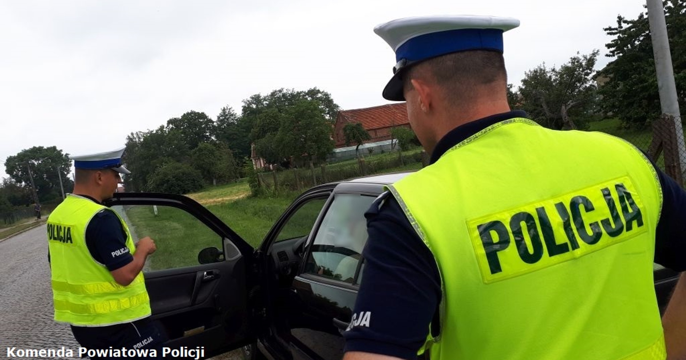 Policjanci ze Wschowy 33-letnią kobietę, która mimo 2,5 promili alkoholu w organizmie wiozła swoje dziecko do przedszkola