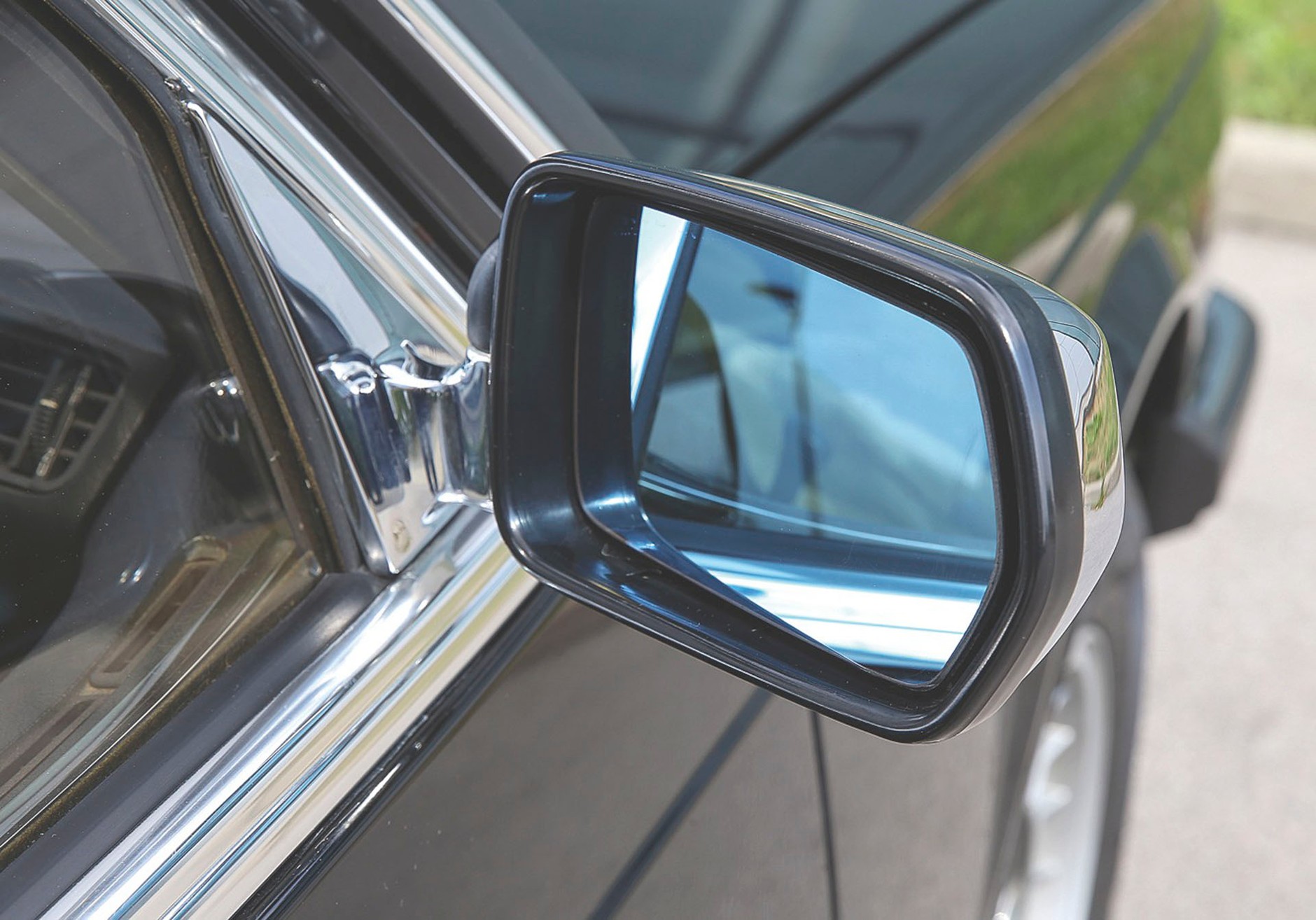 BMW 733i - lewy pas jest dla niego