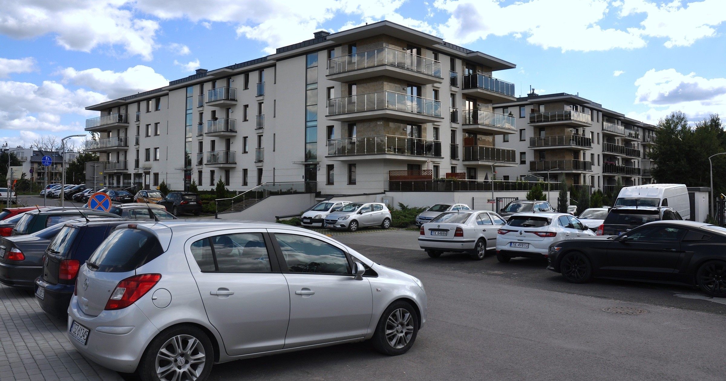 Parking przez 20 lat był darmowy. Teraz krakowski TBS chce 90 zł miesięcznie za parkowanie (zdj. poglądowe)