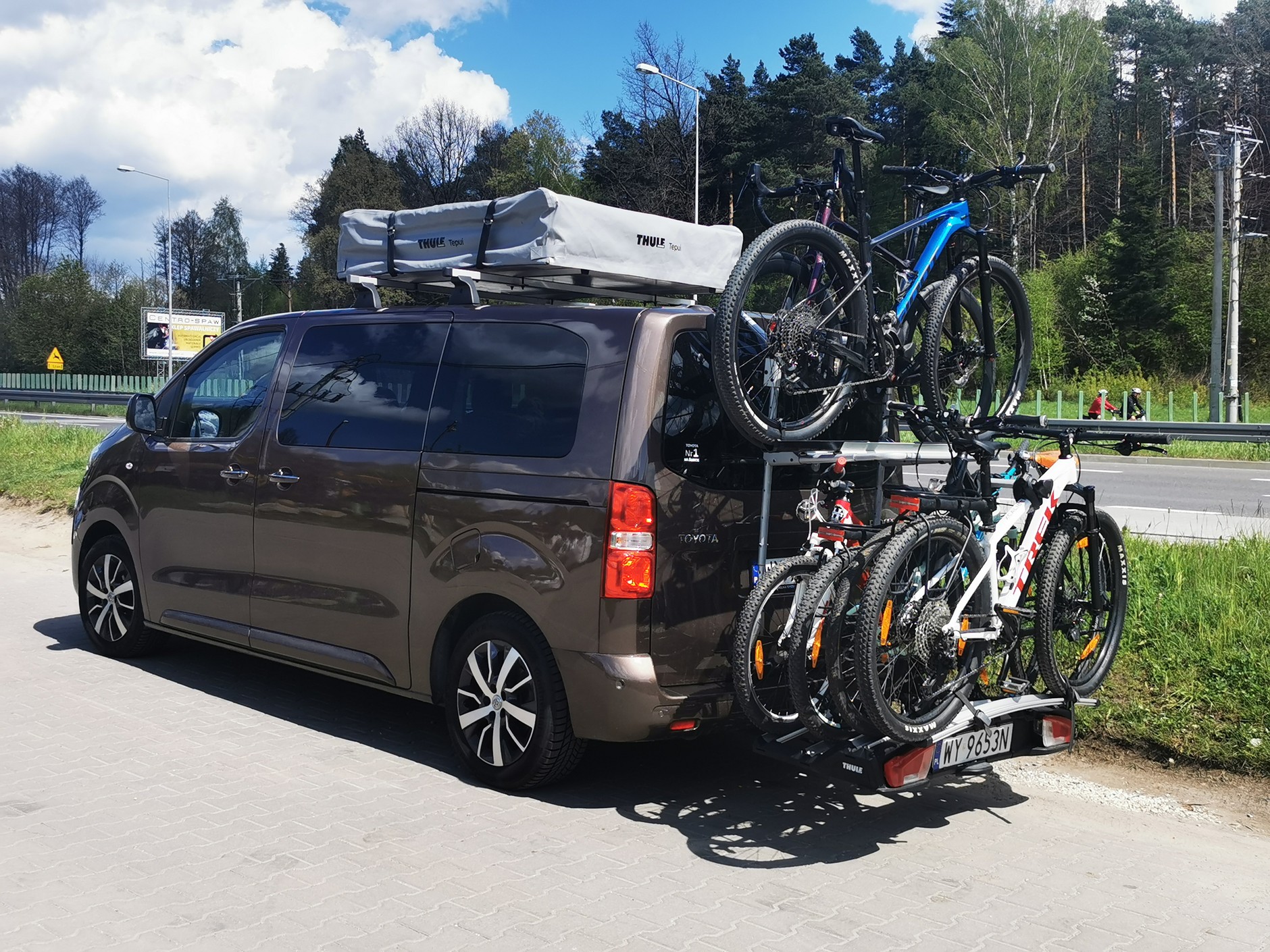 Przykład rozwiązania problemu z wożeniem większej liczby rowerów: dwa bagażniki. Jest to jednak opcja możliwa do zastosowania w przypadku nielicznych pojazdów. Powszechniej dostępna opcja to bagażnik na hak plus uchwyty dachowe