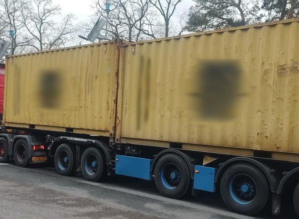 Zrobił z zestawu ciężarowego "stonogę". To nie wszystko