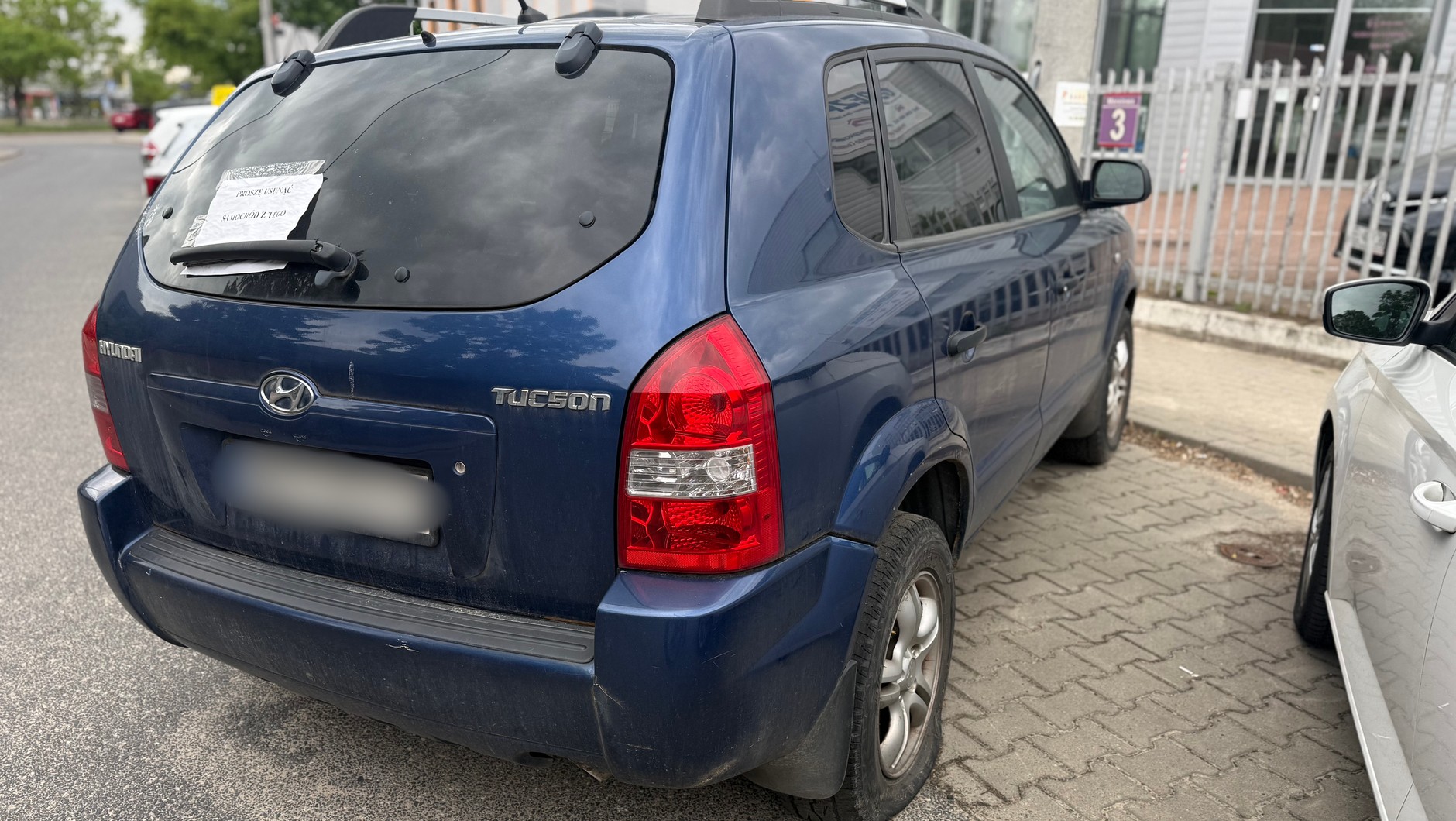 Uszkodzone samochody parkujące przy ul. Morelowej w Warszawie