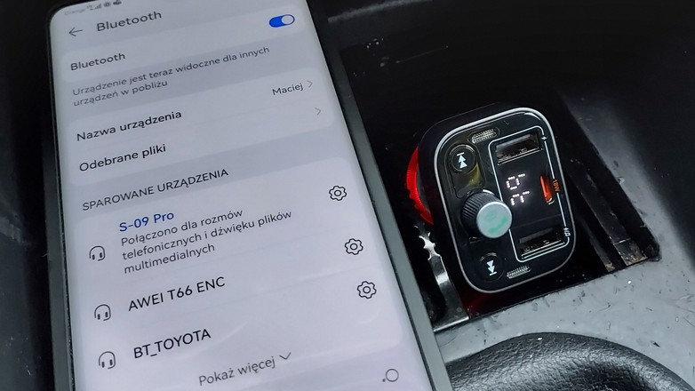 Transmiter FM trzeba sparować z telefonem za pomocą łącza Bluetooth