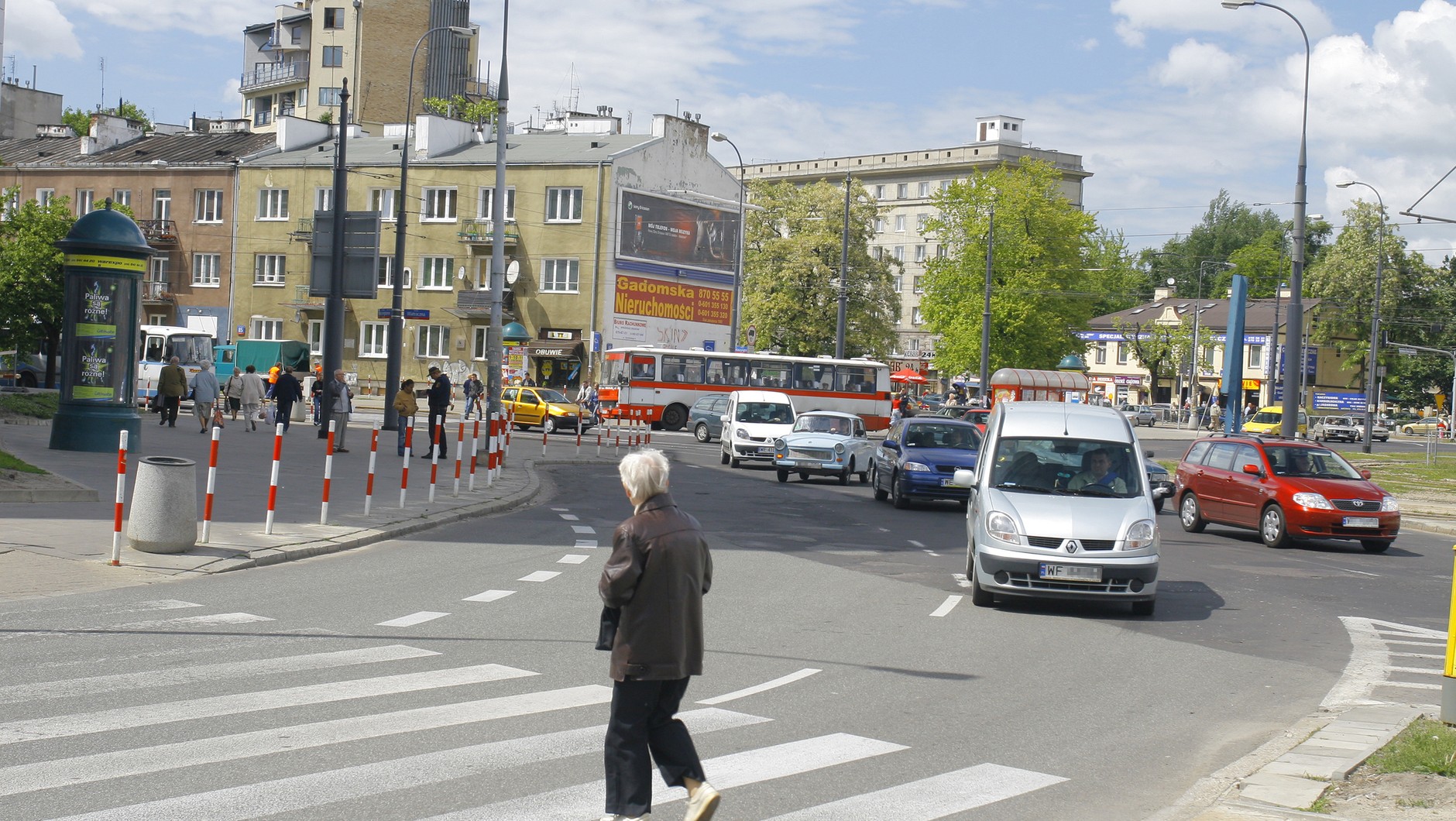 Pieszy na przejściu przez jezdnię - daj mu odpowiednio dużo czasu, aby mógł ją pokonać bezpiecznie.