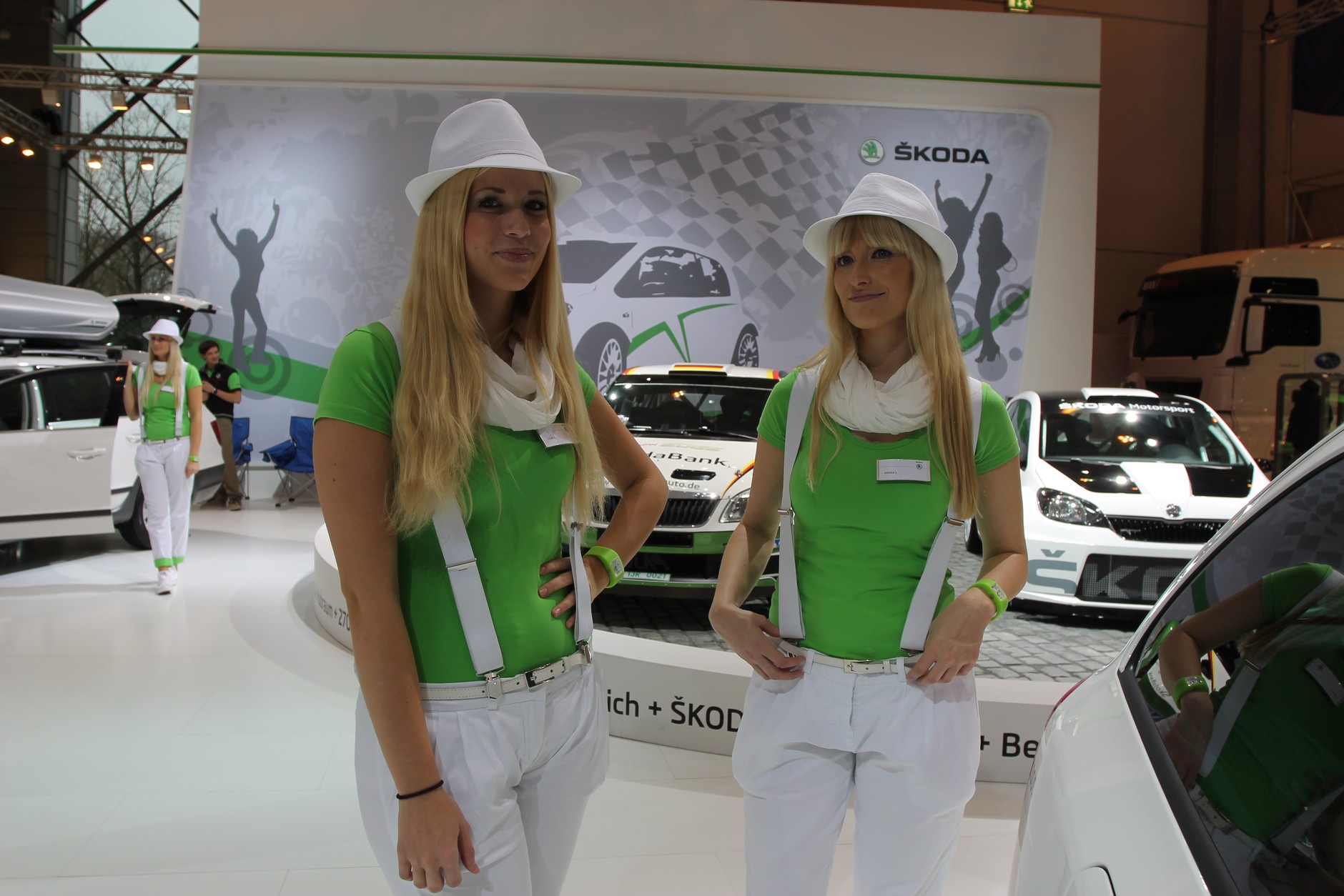 Essen Motor Show 2012 - zwariowane bolidy i szokujące dziewczyny