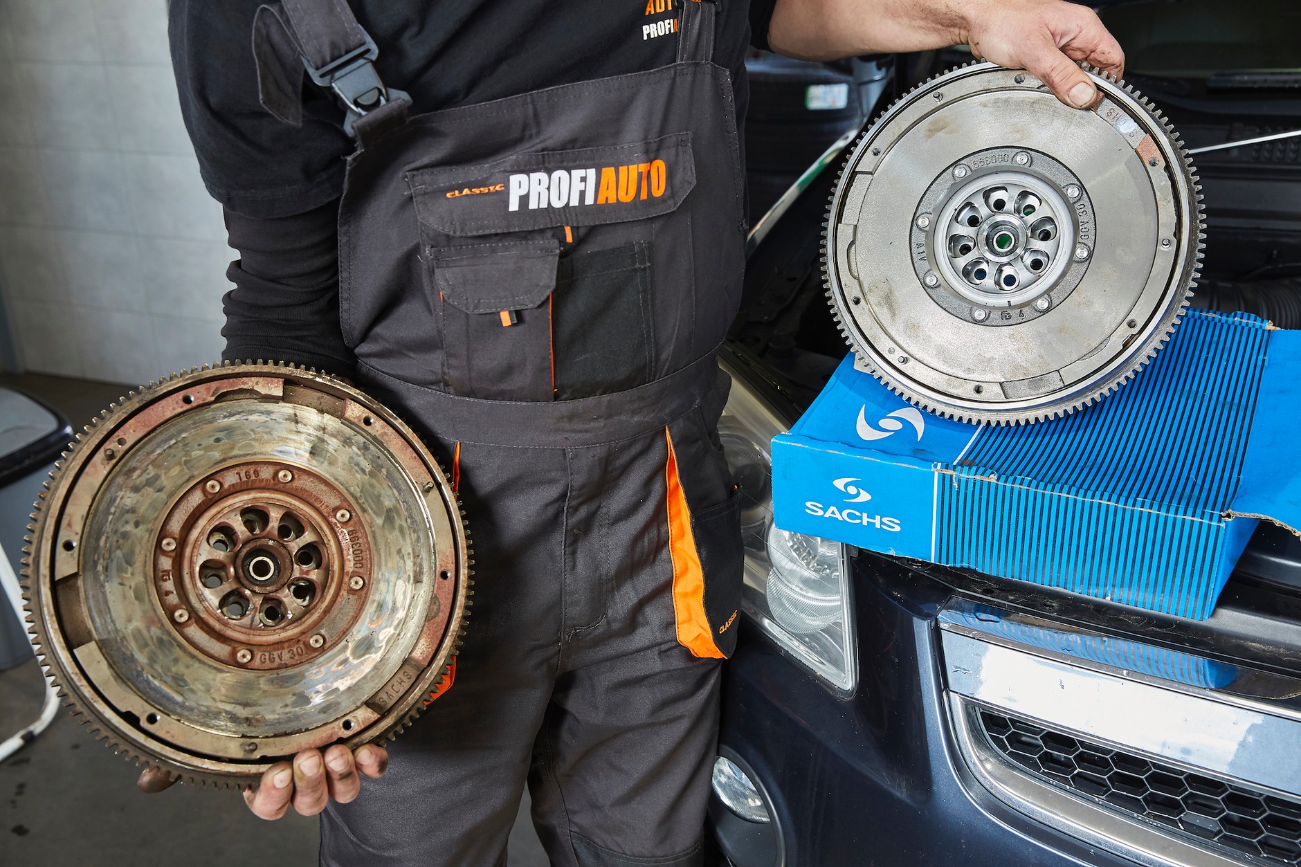 Koło dwumasowe, zwykle zanim całkiem się rozsypie, ostrzega stukami m.in. przy uruchamianiu i gaszeniu silnika