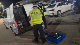 Policyjna kontrola hulajnogi na mobilnej hamowni