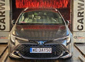 Czy myjnia automatyczna niszczy lakier? Lepiej pojechać "na szczoty" czy "na lancę"?