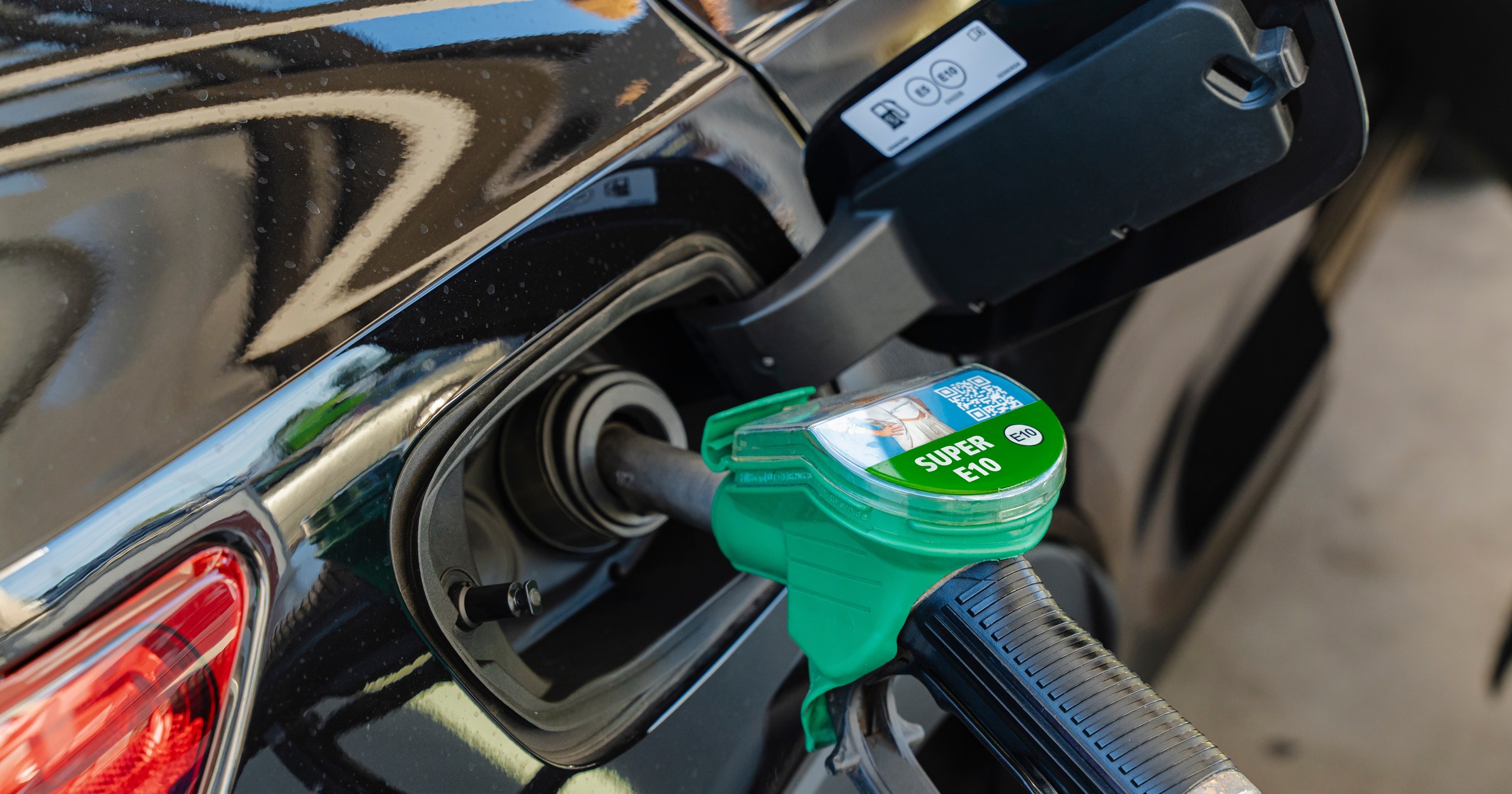 Tankowanie samochodu na niemieckiej stacji paliw