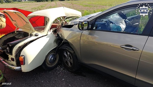 Hyundai uderzył w zabytkową Syrenę 105. Dwie osoby nie żyją, cztery trafiły do szpitala
