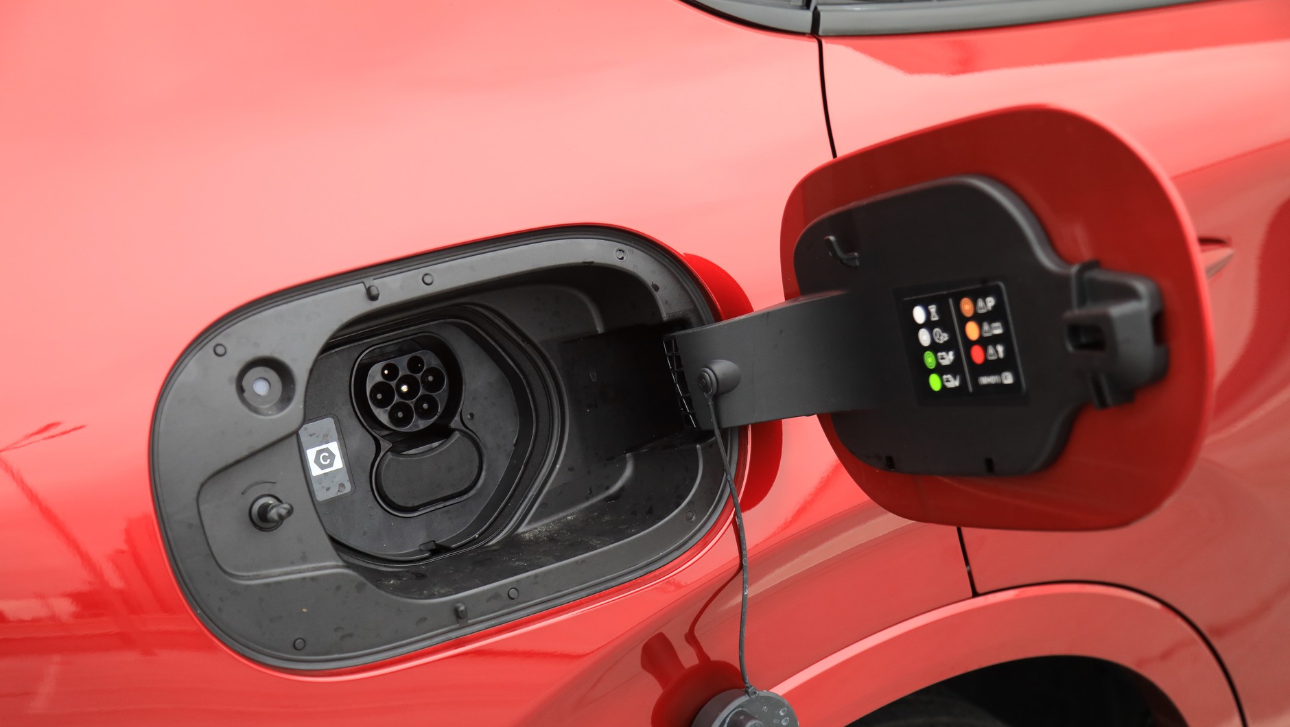 Akumulator litowo-jonowy o poj. 17,8 kWh (napięcie 355 V) uzupełnicie ładowarką o mocy 7,2 kW od 0 do 100 proc. w 2 godz. 20 min.