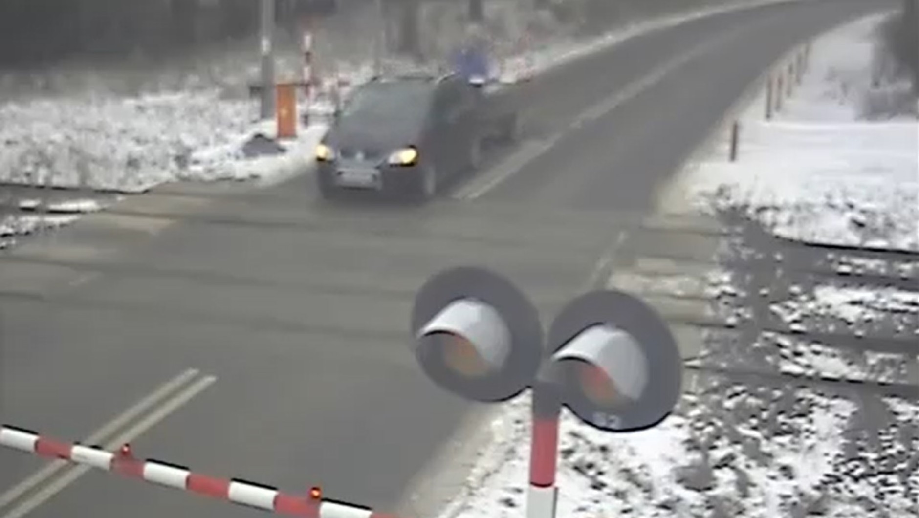 Szlaban zaklinował się między autem i przyczepą