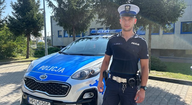 Policjant po służbie zauważył Audi w rowie. Poczuł znajomy zapach