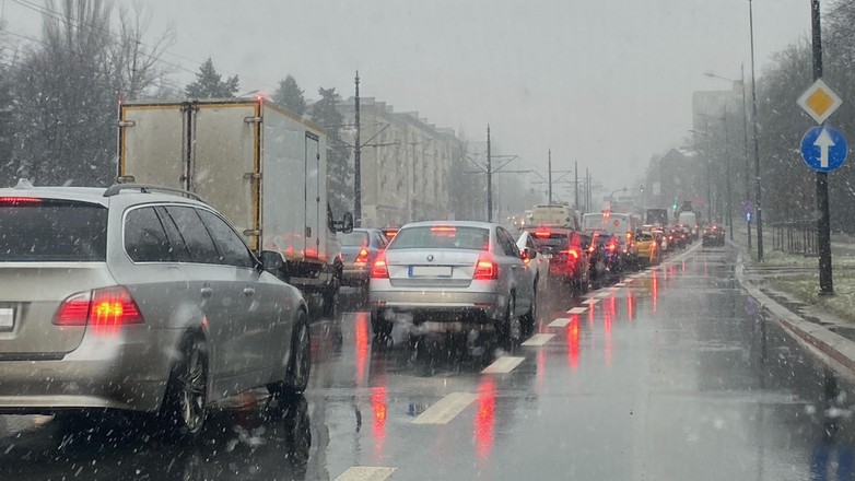 Zima, korek, opady śniegu, utrudnienia na drodze (fot. Krzysztof Kaźmierczak)
