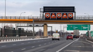 Znaki dynamiczne na drogach. Co oznacza czerwony "X" i dlaczego nie wolno go ignorować?