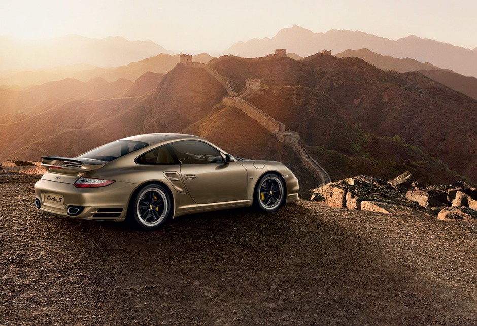 Porsche 911 Turbo S na tle Wielkiego Muru Chińskiego