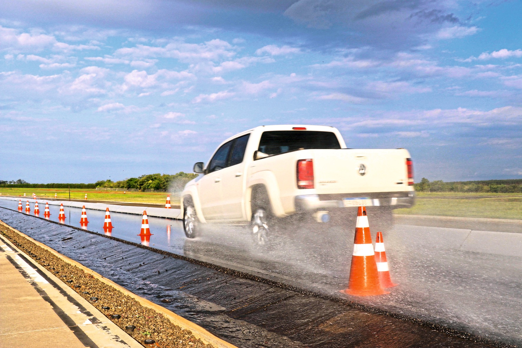 Hamowanie na mokrej nawierzchni.