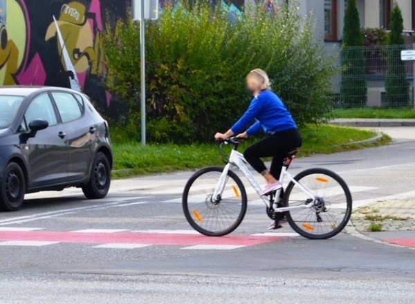 Nawet zawodowi kierowcy o tym nie pamiętają. Wtedy rowerzysta ma pierwszeństwo