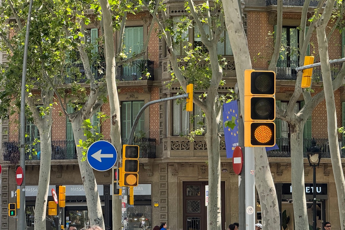 Migające żółte światło zamiast zielonego. To istotny sygnał, a nie awaria. Trzeba go znać