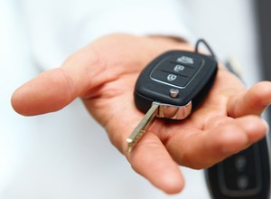 Impreza na cmentarnym parkingu zakończyła się w rowie. Dopiero wtedy oddał kluczyki do auta