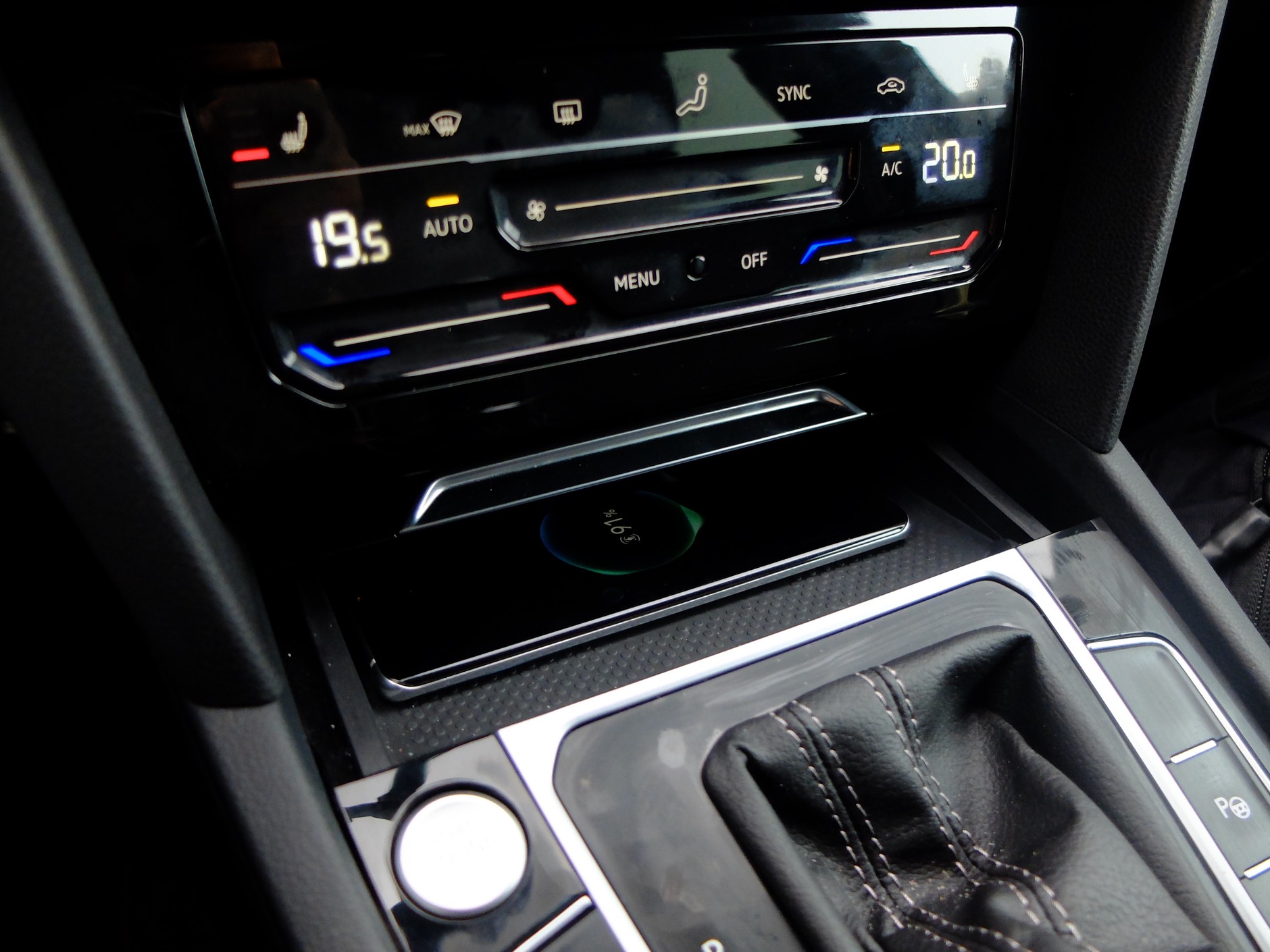 Miejsce na telefon jest niefortunne – większy aparat po prostu trudno stamtąd wyjąć