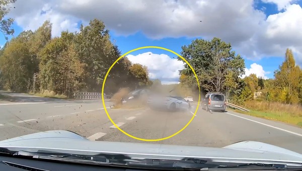 Kolizja z udziałem Chevroleta Corvette i Porsche 911 na DK81