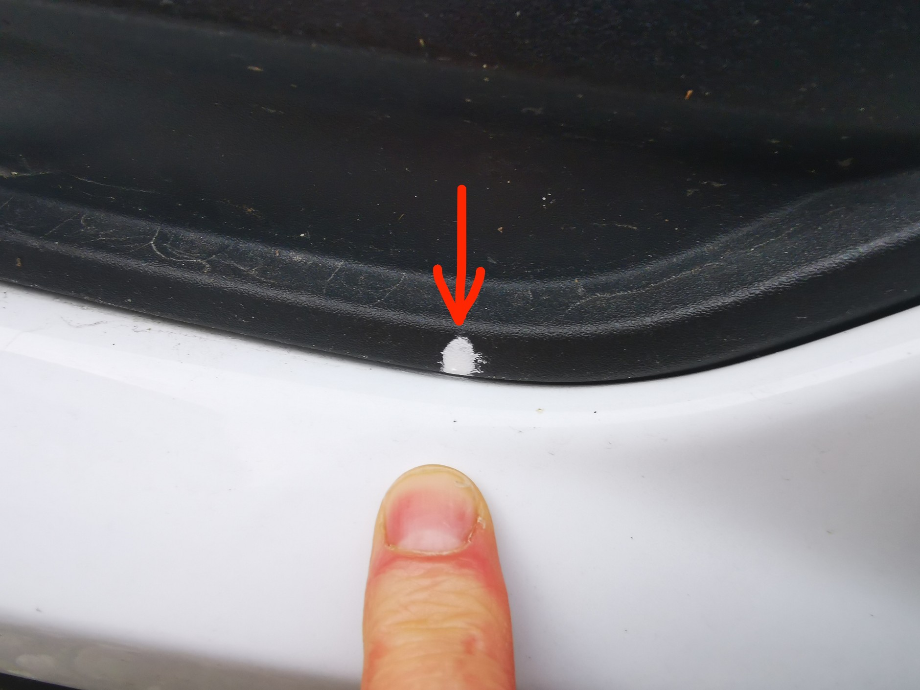 Ford S-Max z 2019 roku z przebiegiem 56 tys. km miał być idealny. Plastik pobrudzony białą substancją