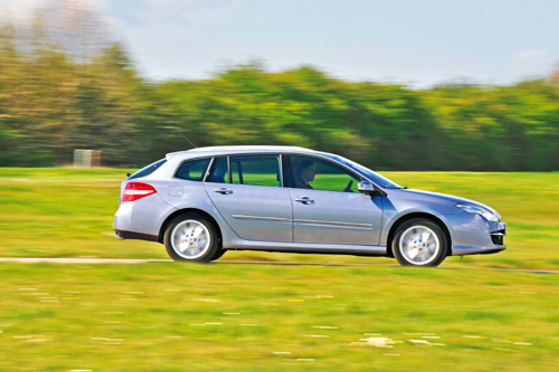 Volkswagen Passat kontra Renault Laguna, Ford Mondeo i Citroen C5 - Nowe turbo kombi na wakacje