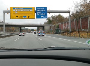 Fragment ekranu akustycznego zmiażdżył auto na niemieckiej autostradzie