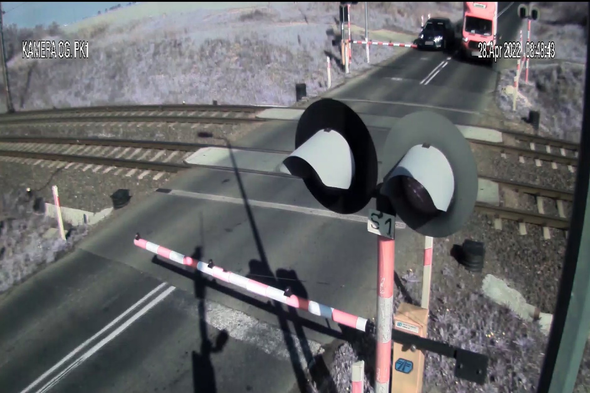 Pokonał przejazd kolejowy ignorując zamknięte zapory