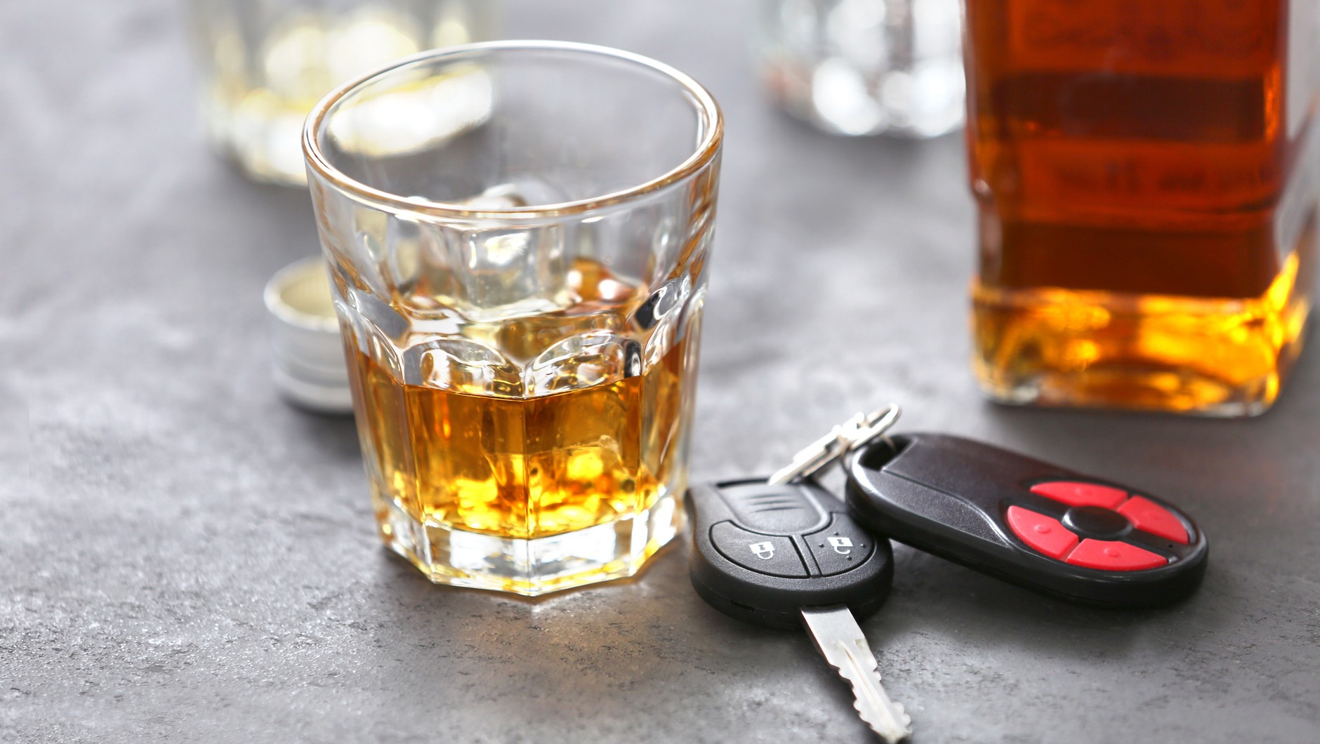 Nawet w krajach, w których przepisy dotyczące jazdy po alkoholu są stosunkowo liberalne, to młodych i początkujących kierowców mogą obowiązywać zaostrzone zasady.