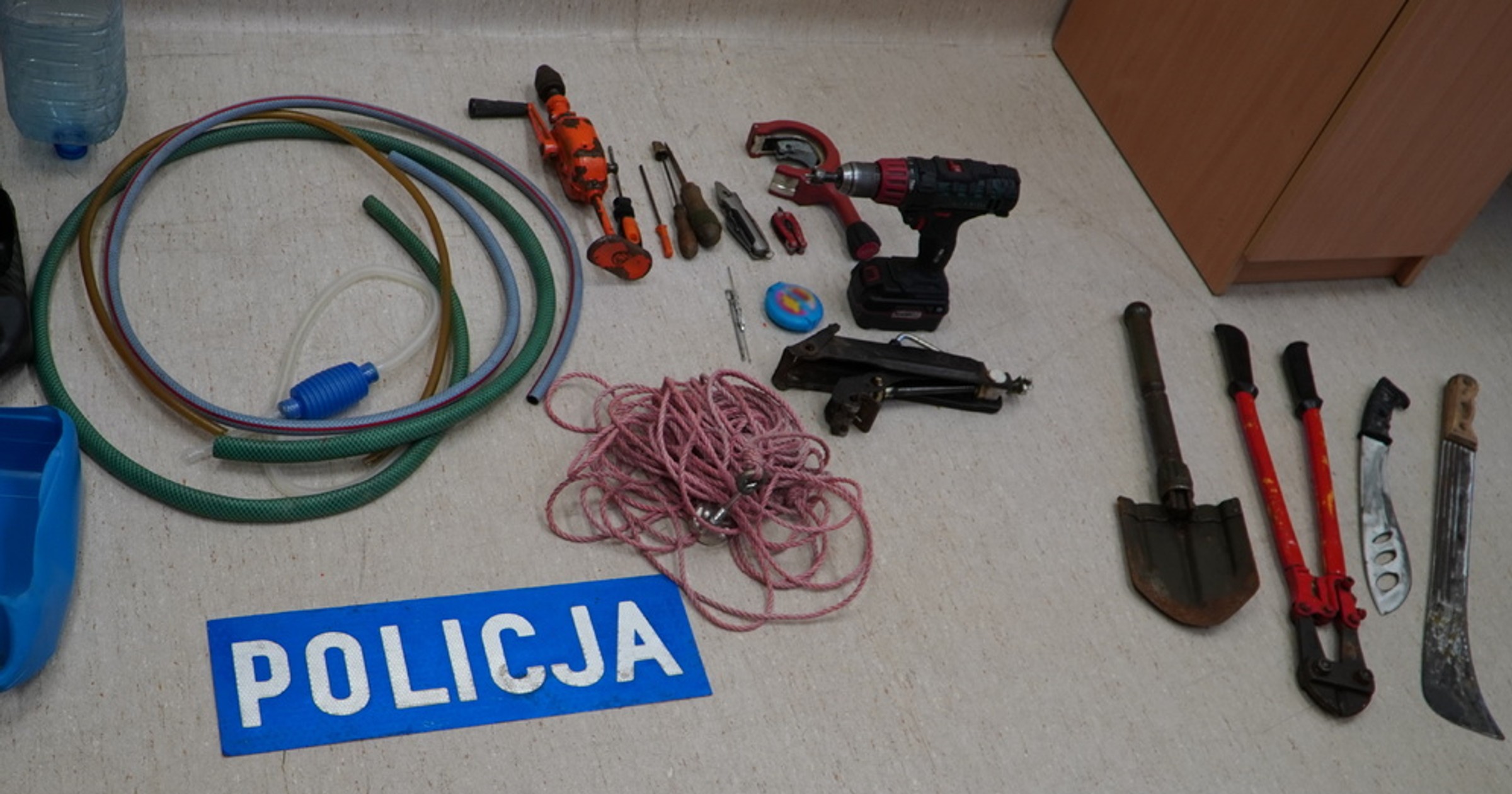 Policjanci w bagażniku znaleźli amfetaminę i sprzęt do wycinania katalizatorów