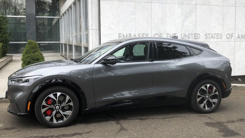 Ford Mustang Mach-E dołączył do floty ambasady USA w Warszawie