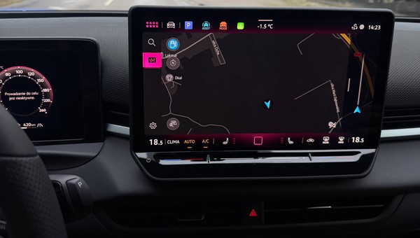 Tak wygląda ekran nawigacji, gdy nie ma dobrego sygnału GPS. Nawigacja staje się bezużyteczną