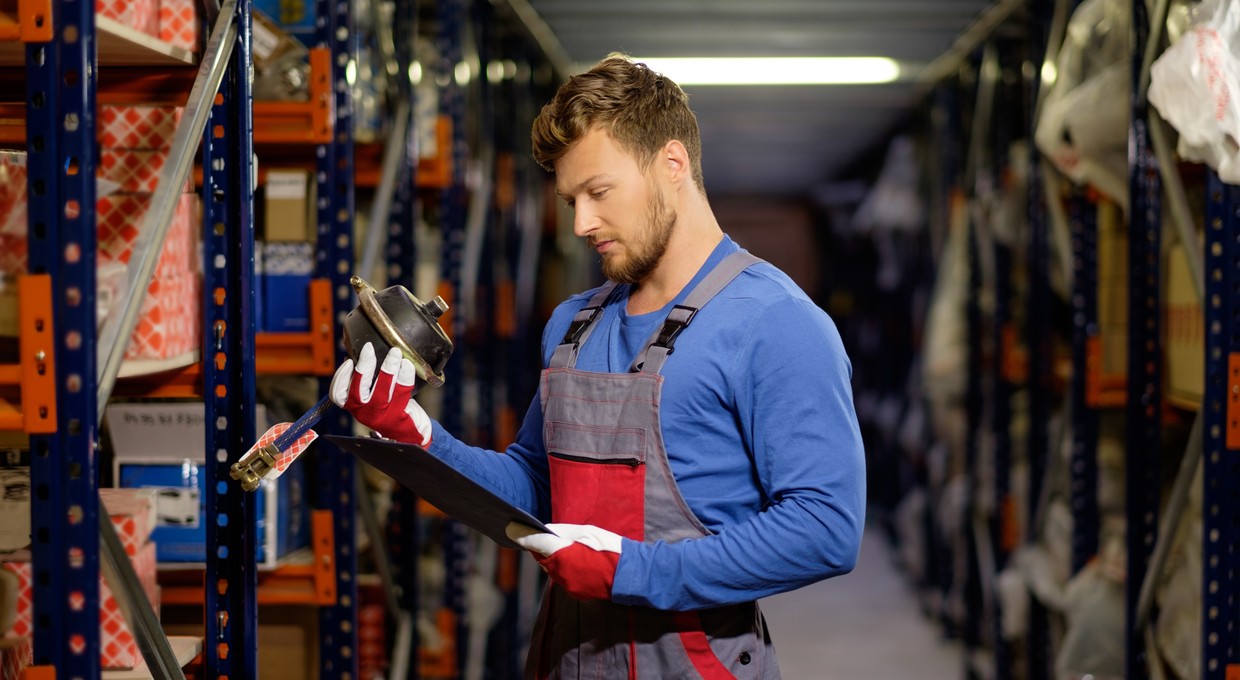 Pracownik firmy ukradł części samochodowe o wartości 5 mln zł. Dwa lata działał bez przeszkód