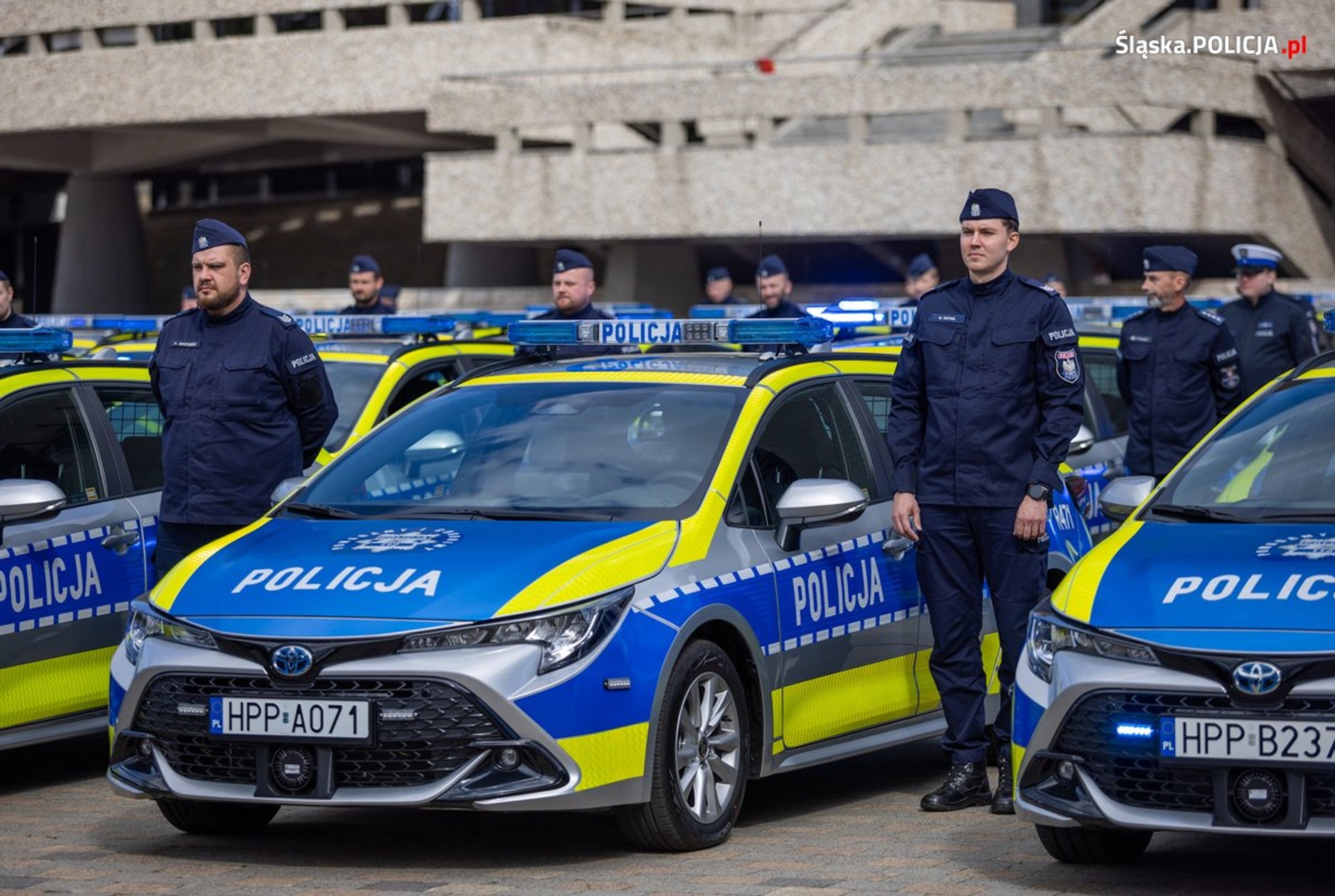 Policjanci ze Śląska dostali nowe radiowozy. Są hybrydowe