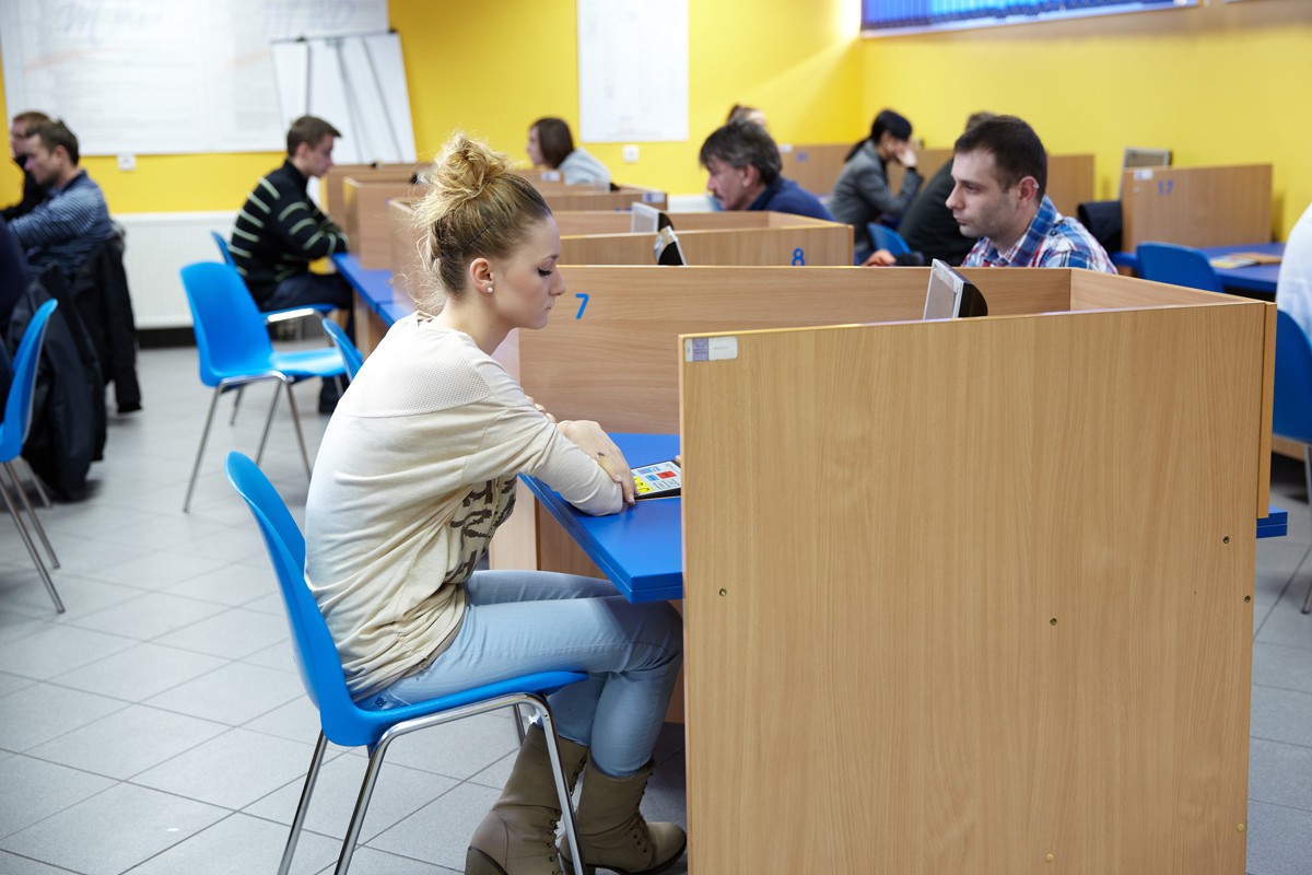 Egzamin na prawo jazdy. Teoria wygląda tak samo we wszystkich ośrodkach