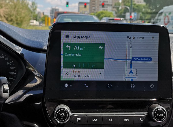 Google Maps dostało funkcję, której brakuje w starszych autach. Koniec z mandatami?