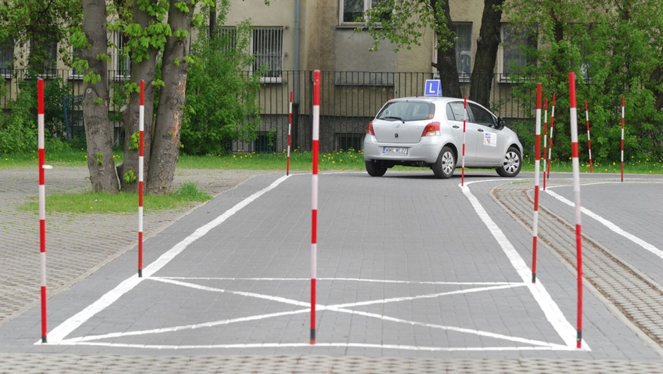 Możliwe, że z egzaminu na prawo jazdy zniknie obowiązek zaliczenia zadań na placu manewrowym