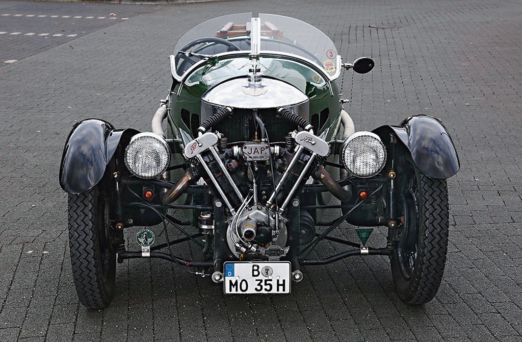 Morgan z 1935 roku to pojazd dla twardzieli, którzy nic sobie nie robią z niskiej temperatury i deszczu. Trzykołowiec odwdzięcza im się niezapomnianymi wrażeniami.