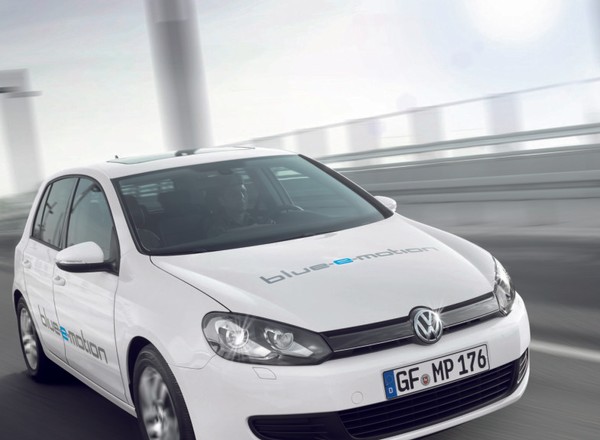 Nadjeżdża elektryczny Volkswagen Golf