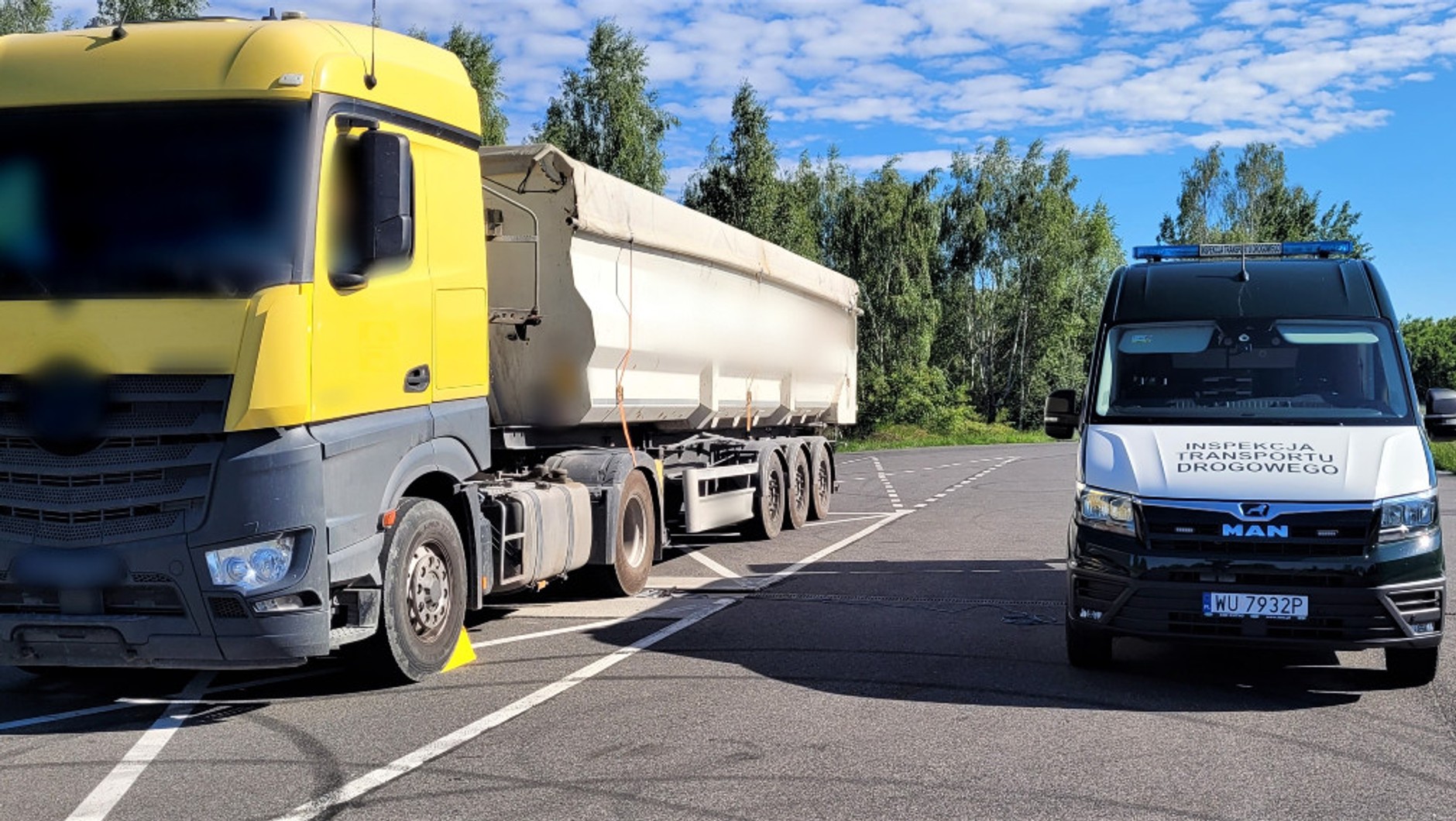 Zestaw ciężarowy z przewożonymi odpadami (gruzem budowlanym) ważył 50 ton zamiast przepisowych 40 t. Znaczne przekroczenie dopuszczalnej masy całkowitej zespołu pojazdów spowodowało duże przeciążenie nacisków grupy osi naczepy – wywrotki. Przeładowaną ciężarówkę zatrzymał do kontroli patrol mazowieckiej Inspekcji Transportu Drogowego z Radomia