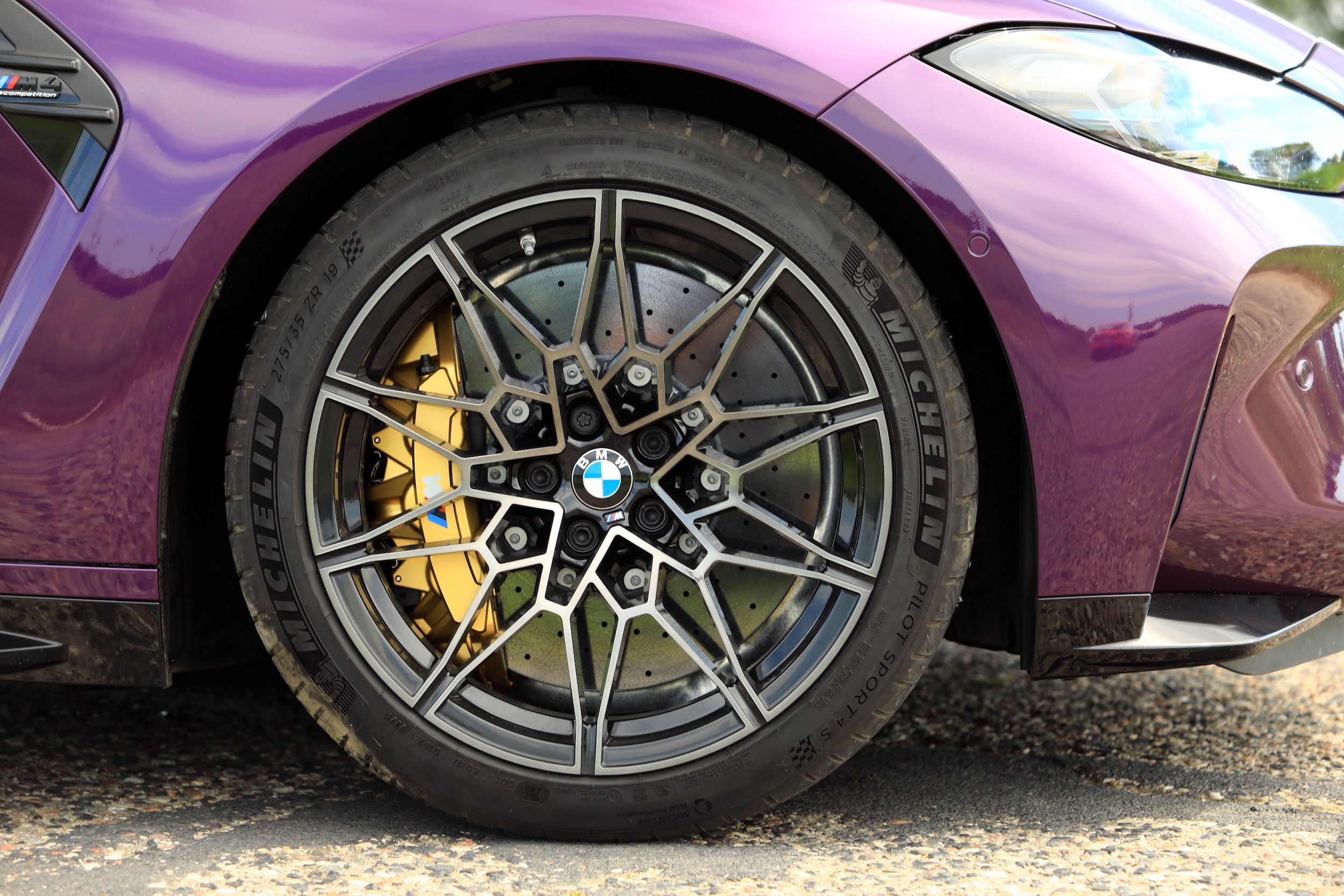 Ceramiczne hamulce kosztują 37 000 zł. Redukują masę nieresorowaną, są superskuteczne, ale niełatwe w wyczuciu.