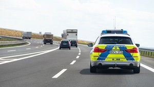 Co robić, gdy policja "maluje szlaczki" na drodze? Nie wolno ignorować tego sygnału