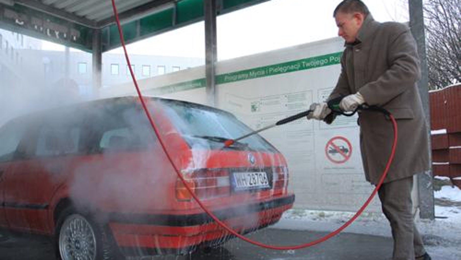 Czym myć auto zimą?