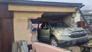 SUV potrącił seniorów i przebił ścianę garażu. Nie żyje 84-latek  