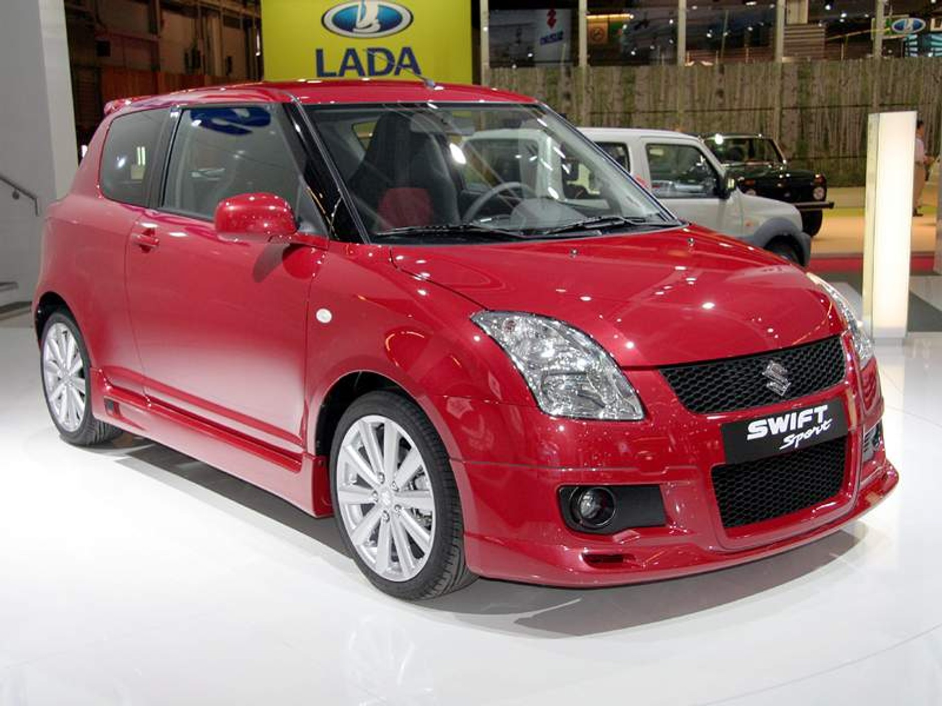 Paryż na żywo: dwa razy sportowe Suzuki