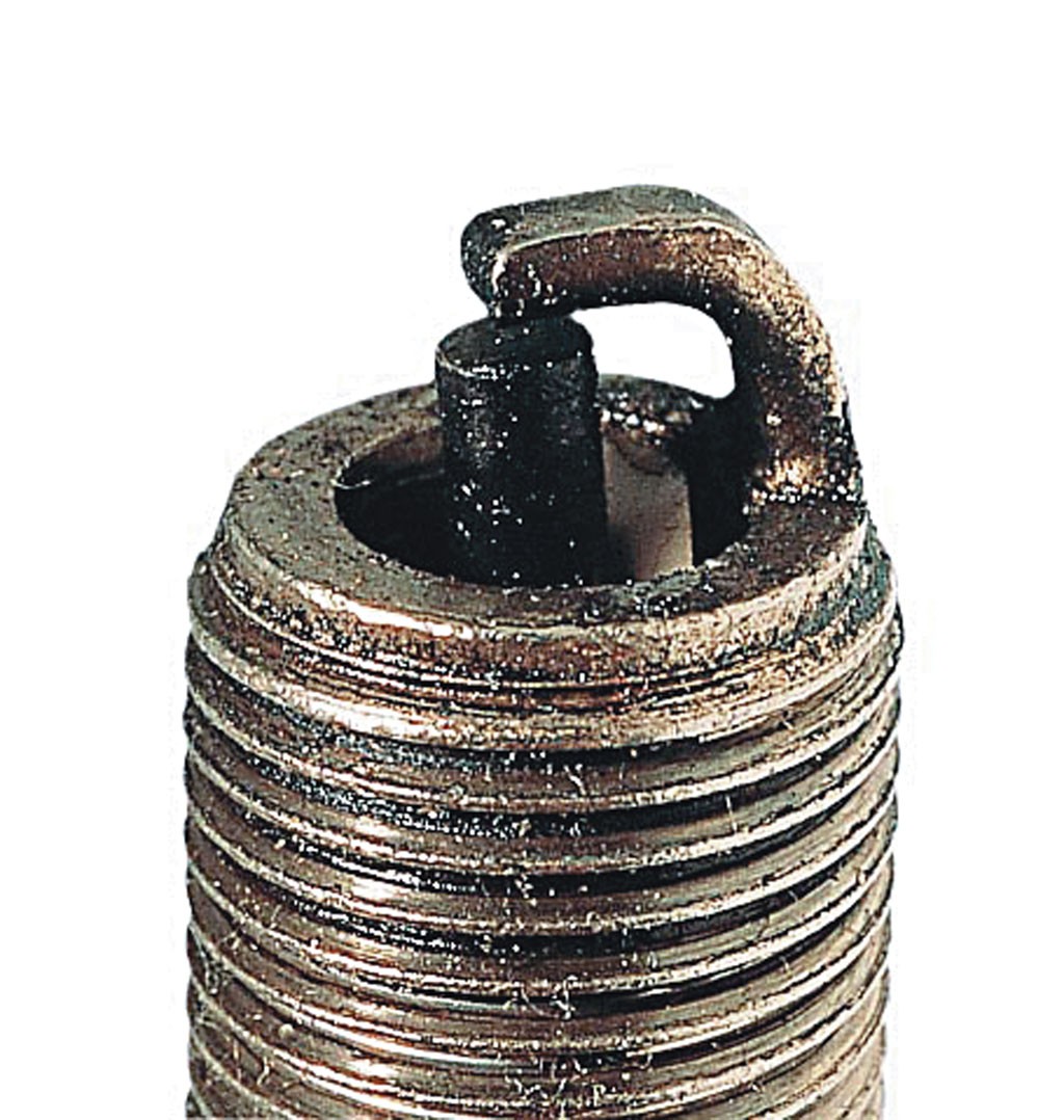 Pęknięcie stopki - przyczyną pęknięcia stopki jest montaż uszkodzonej świecy zapłonowej. Taka świeca może powodować wypadanie zapłonów, niekontrolowane przeskakiwanie iskry oraz nieprawidłowe spalanie mieszanki paliwowo powietrznej.