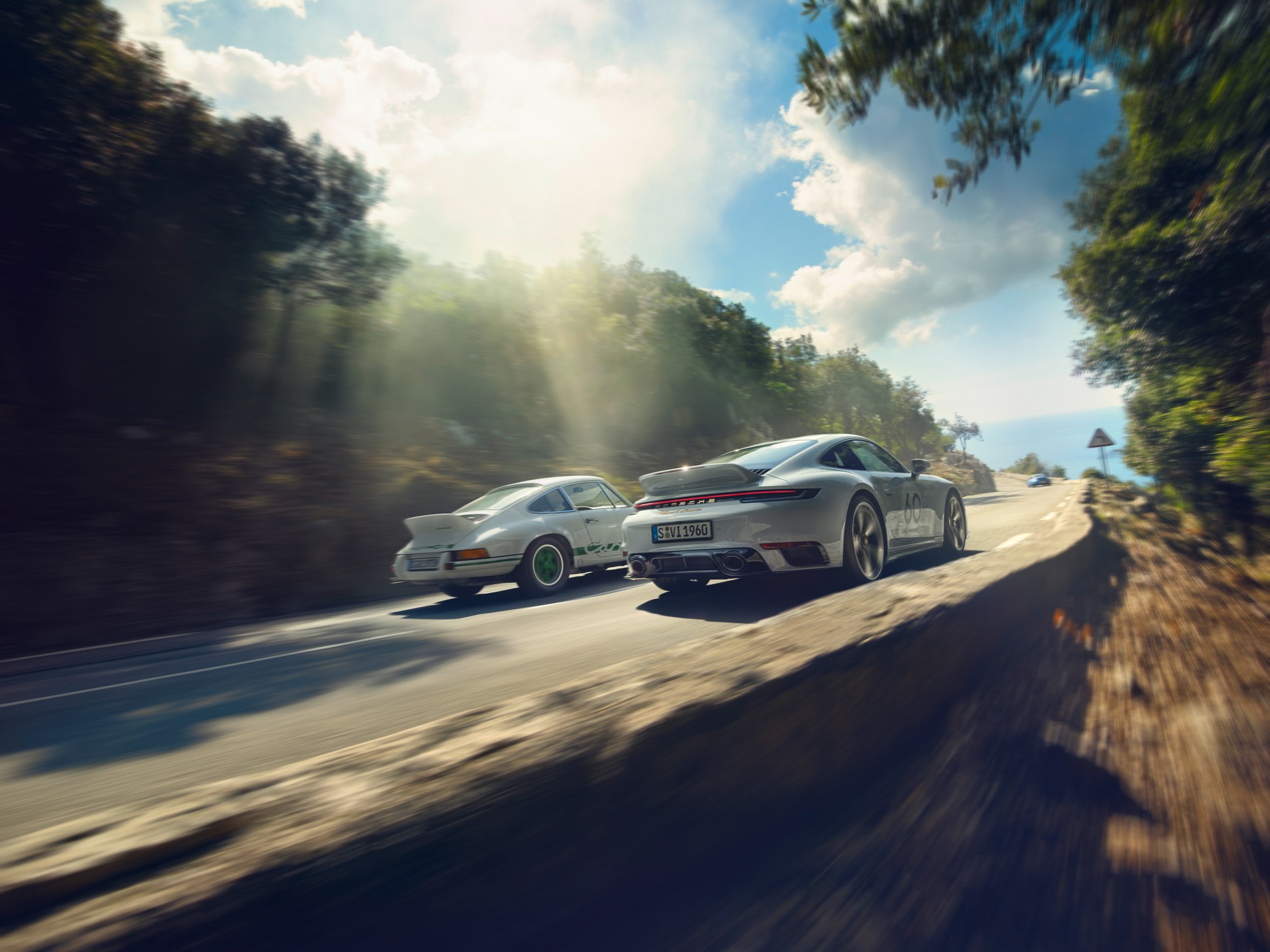 Porsche 911 Sport Classic (992; 2022 r.) i Porsche 911 Carrera RS 2.7 (1972 r, po lewej)