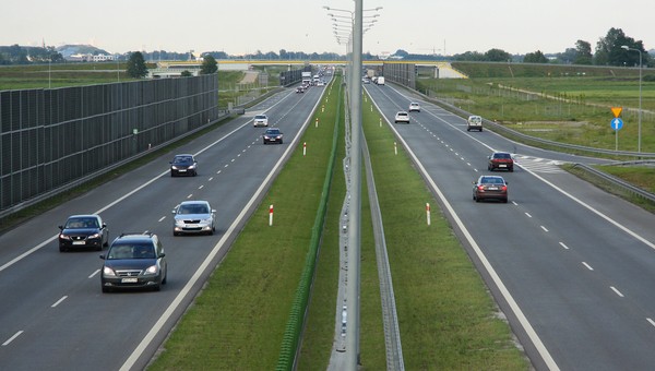 Wyprzedzanie z prawej strony - można czy nie? Sprawdzamy w kodeksie drogowym